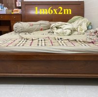 Chật nhà bán rẻ giường gỗ 1m6 màu nâu dùng còn tốt