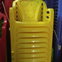 Ghế nhựa bành bông màu vàng dùng trong quán ăn