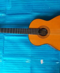 Matsouka M 50 clasical guitar tem xanh chứ ký sản xuất tại Nhật.