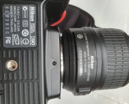 Nikon D90 và lens 18-55 VR +18-105mm VR-5