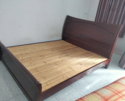 Thanh lý giường gỗ 1m75x2m màu nâu mới 90%